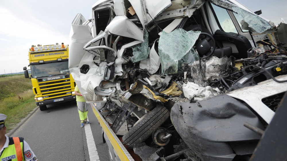 Ütközésben összetört kisteherautó az M1-es autópályán a Győr felé vezető oldalon, Herceghalomnál 2018. június 5-én. A jármű egy másik kisteherautóval ütközött össze. A balesetben egy nő a helyszínen életét vesztette, ketten súlyosan megsérültek. 