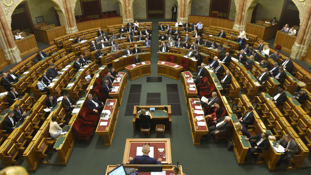 Trócsányi László igazságügyi miniszter (középen, háttal) expozét tart az alaptörvény hetedik módosításáról szóló javaslat vitájában az Országgyűlés plenáris ülésén 2018. június 5-én.