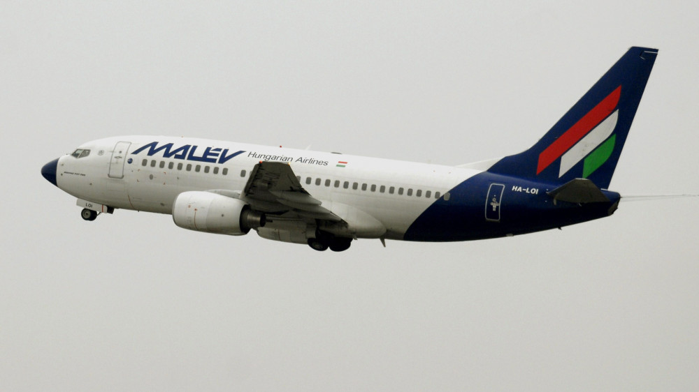 A Magyar Légiközlekedési Vállalat (Malév) Boeing 737-700 típusú repülőgépe száll fel a Ferihegyi repülőtéren 2010. március 4-én.