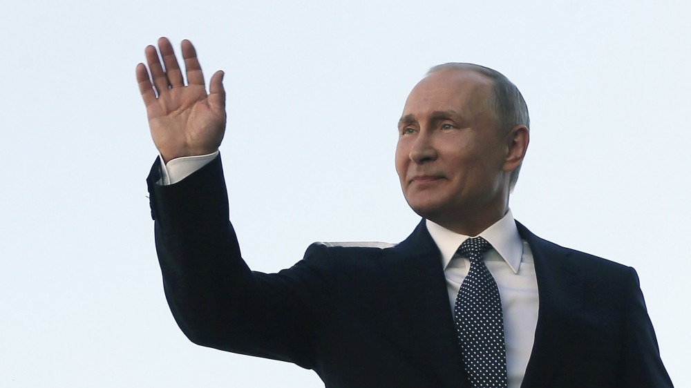 Moszkva, 2018. május 7.Vlagyimir Putyin újraválasztott orosz elnök az elnöki ezred katonáinak integet a beiktatási ünnepségén a moszkvai Kremlben 2018. május 7-én. A negyedik államfői mandátumát kezdő Putyin a szavazatok 77 százalékának elnyerésével győzött a márciusi elnökválasztáson. (MTI/AP/Szputnyik/Elnöki sajtószolgálat/Jekatyerina Stukina)