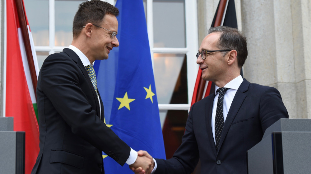 A Külgazdasági és Külügyminisztérium (KKM) által közreadott képen Szijjártó Péter külgazdasági és külügyminiszter (b) és Heiko Maas német külügyminiszter találkozója Berlinben 2018. június 5-én.
