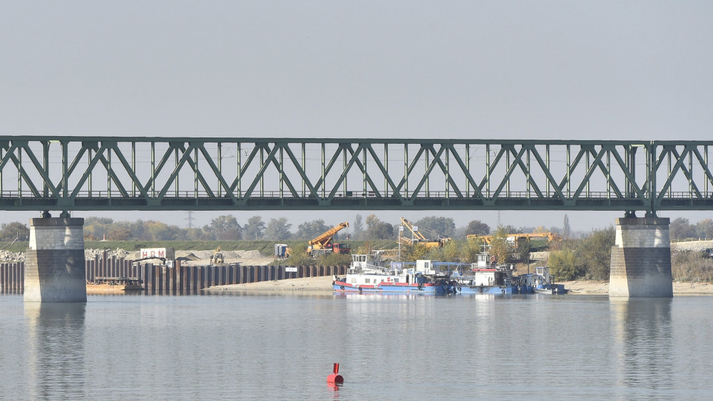 A háttérben az épülő új komáromi Duna-híd pillérei a szlovákiai Révkomáromban 2017. október 17-én. Ezen a napon rendezik az új híd létesítésének nyitóünnepségét Komáromban, a Monostori Erődben, a Dunai-bástyánál a magyar és a szlovák miniszterelnök részvételével. Előtérben a Duna felett átívelő, 500 méter hosszú, egyvágányú komáromi vasúti összekötő híd, amelytől 170 méterrel nyugatra épül meg az új híd.