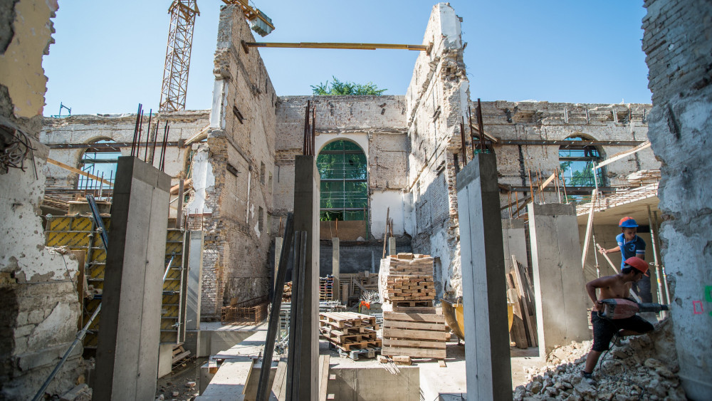 Dolgozók a felújítás alatt álló Olof Palme Háznál a Városligetben 2018. június 4-én. A Liget Budapest Projekt keretében megújuló ház 2019 elején, eredeti formájában, Millennium Háza néven nyílik meg.