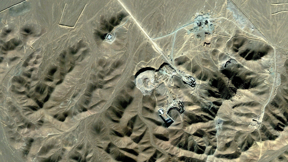 Kum, 2009. szeptember 28.A Digitalglobe által 2009. szeptember 28-án közzétett műholdas felvételen Irán feltételezett második urándúsító üzeme látható az iráni Kum közelében. Ezen a területen korábban az Iráni Forradalmi Gárda rakétasilókat működtetett. A Nemzetközi Atomenergia-ügynökség 2009. szeptember 25-én számolt be arról, hogy Irántól tájékoztatást kapott egy második titkos urándúsító üzem létezéséről. (MTI/EPA/DIGITALGLOBE)
