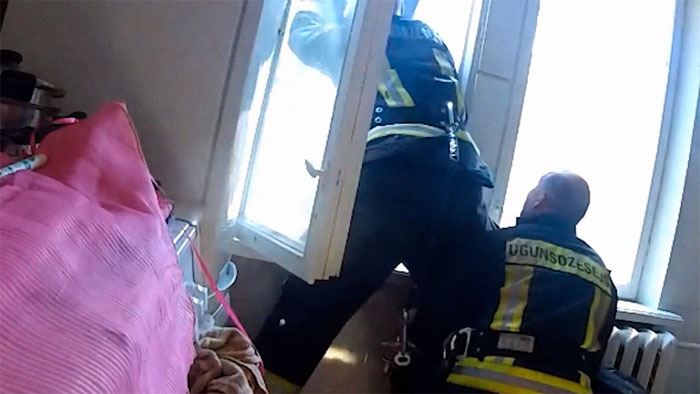 Zuhanó öngyilkos nőt kapott el a hős tűzoltó - videó