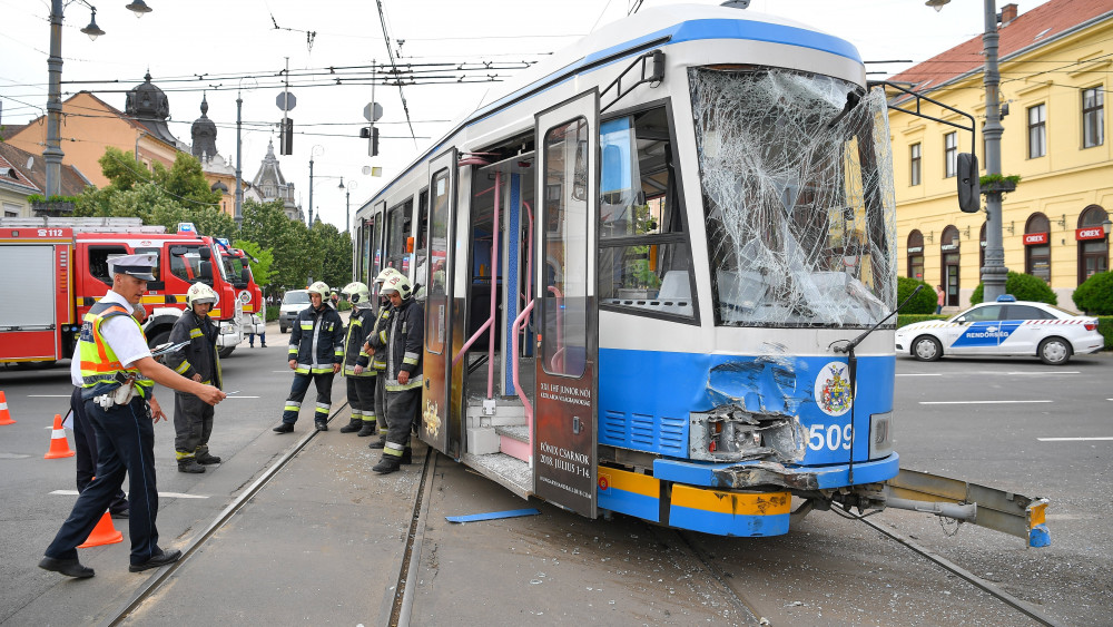 Sérült kisiklott villamos Debrecenben, a Piac utca és a Kossuth utca kereszteződésében, ahol a jármű összeütközött egy autóbusszal 2018. június 6-án. A balesetben tizenketten megsérültek.