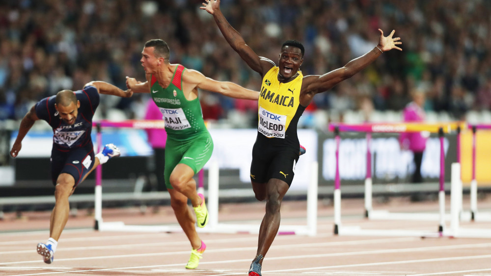 London, 2017. augusztus 8.Baji Balázs (k) és a jamaicai Omar McLeod (j) a célban a férfiak 110 méteres gátfutásának döntőjében a 16. szabadtéri atlétikai világbajnokságon a London Stadionban 2017. augusztus 7-én. McLeod aranyérmet, Baji bronzérmet nyert. (MTI/EPA/Ian Langsdon)