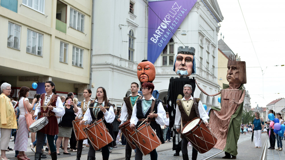 Jelmezesek felvonulása a Bartók Plusz Operafesztivál nyitóparádéján Miskolcon a Széchenyi utcán 2016. június 16-án.