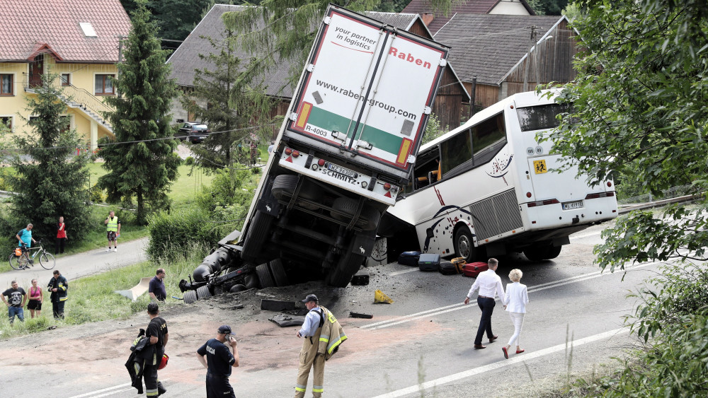 Tenczyn, 2018. június 8.Tűzoltók dolgoznak egy baleset helyszínén, ahol egy autóbusz kamionnal és személyautóval ütközött a dél-lengyelországi Tenczyn településen 2018. június 8-án. A különjárat kiránduló iskolásokat szállított, a szerencsétlenségben 44-en megsérültek, közülük hatan súlyosan. (MTI/EPA/Grzegorz Momot)