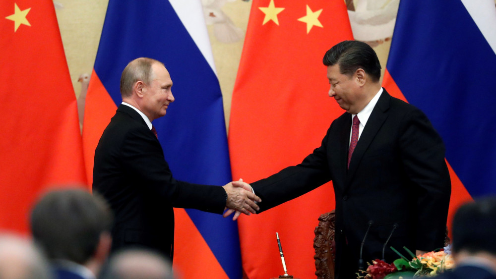 Peking, 2018. június 8.Hszi Csin-ping kínai elnök (j) és Vlagyimir Putyin orosz elnök kezet fog az aláírt szerződések dokumentumainak kicserélése után a pekingi Nagy Népi Csarnokban 2018. június 8-án. Az orosz államfő részt vesz a Sanghaji Együttműködési Szervezet (SESZ) tagországai államfői tanácsának másnap kezdődő, kétnapos ülésén, Csingtaóban. (MTI/EPApool/Szergej Csirikov)