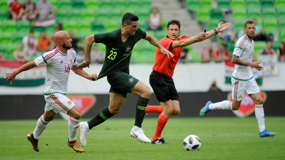 Varga József (b) és az oroszországi világbajnokságra készülő ausztrál csapat játékosa, Tomas Rogic (b2) a Magyarország - Ausztrália barátságos labdarúgó-mérkőzésen a fővárosi Groupama Arénában 2018. június 9-én.