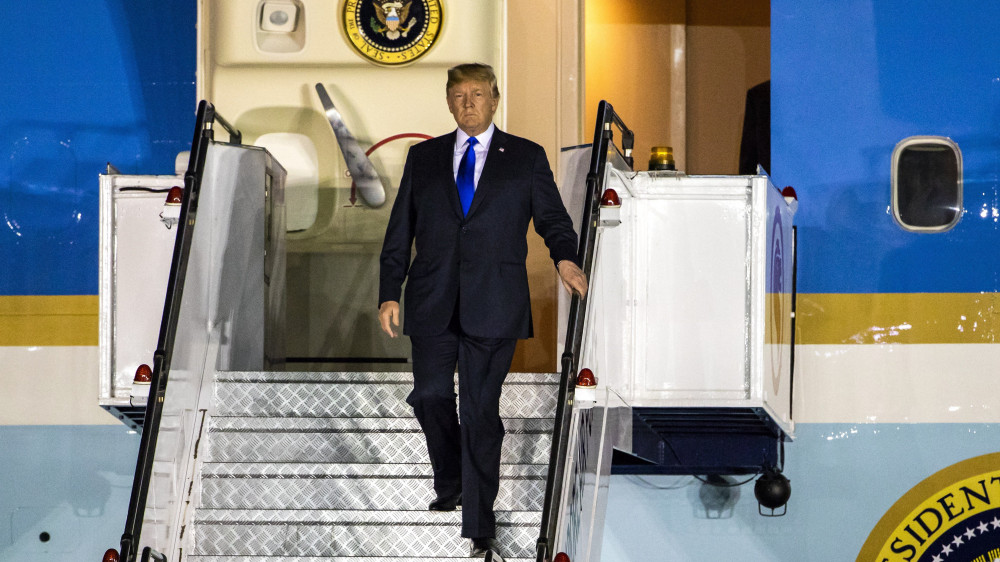 Szingapúr, 2018. június 10.Donald Trump amerikai elnök a szingapúri Paya Lebar katonai repülőtérre érkezik 2018. június 10-én. Trump június 12-én találkozik Kim Dzsong Un észak-koreai vezetővel a Sentosa szigetén található Capella Hotelben. A történelmi jelentőségű összejövetel során először ül tárgyalóasztalhoz hivatalban lévő amerikai elnök az észak-koreai vezetővel. (MTI/EPA/Jim Lo Scalzo)