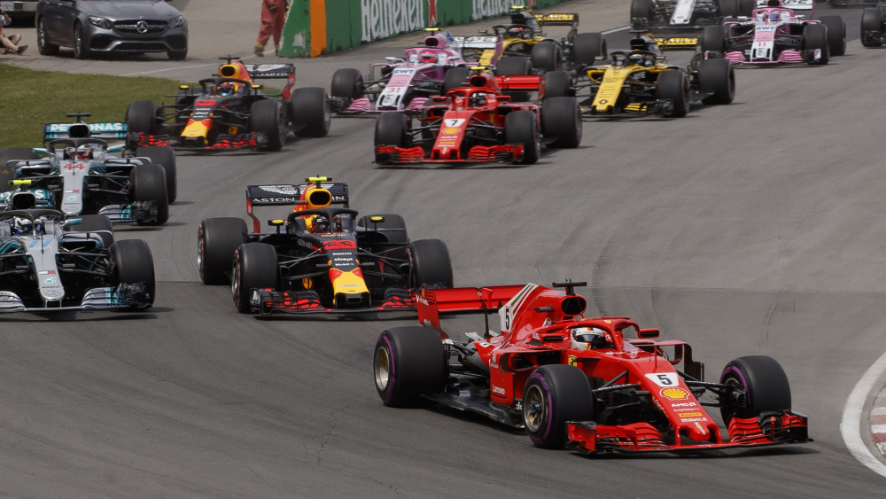 Montreal, 2018. június 10.Sebastian Vettel, a Ferrari német versenyzője halad a mezőny élén a Forma-1-es autós gyorsasági világbajnokság Kanadai Nagydíján a montreali Gilles Villeneuve versenypályán 2018. június 10-én. Vettel az első rajthelyről indult. (MTI/EPA/Valdrin Xhemaj)