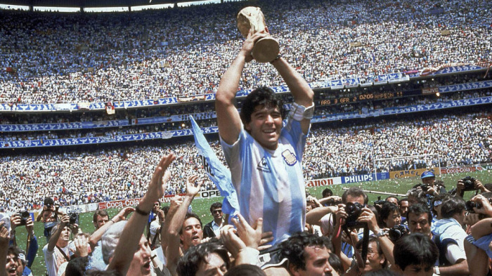 Hárommillió dollárt hozhat Maradona kezezős labdája