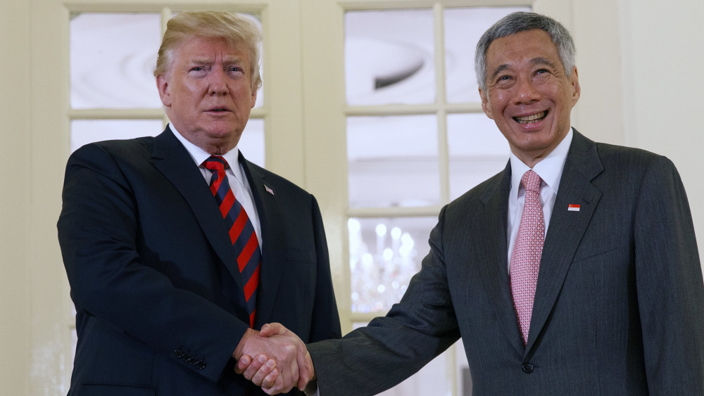 Szingapúr, 2018. június 11.
Li Hszien Lung szingapúri miniszterelnök (j) fogadja Donald Trump amerikai elnököt a szingapúri Isztana elnöki palotában 2018. június 11-én.Trump június 12-én találkozik Kim Dzsong Un elsőszámú észak-koreai vezetővel a szingapúri Sentosa szigetén található Capella Hotelben. A történelmi jelentőségű összejövetel során először ül tárgyalóasztalhoz hivatalban lévő amerikai elnök az észak-koreai vezetővel. (MTI/AP/Evan Vucci)