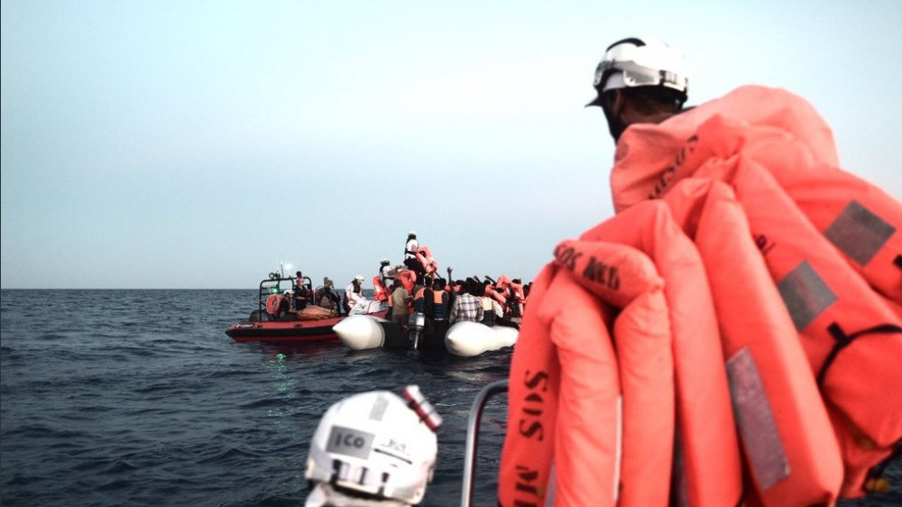 Nem köthet ki a migránsokat kimentő hajó, százak várakoznak a tengeren