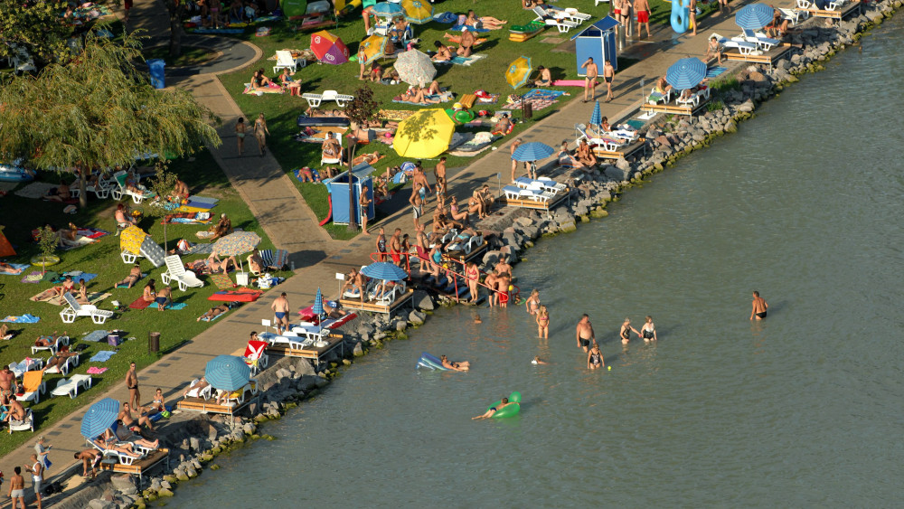 Strandolók a Balaton északi partján, a Veszprém megyei Balatonfüreden.