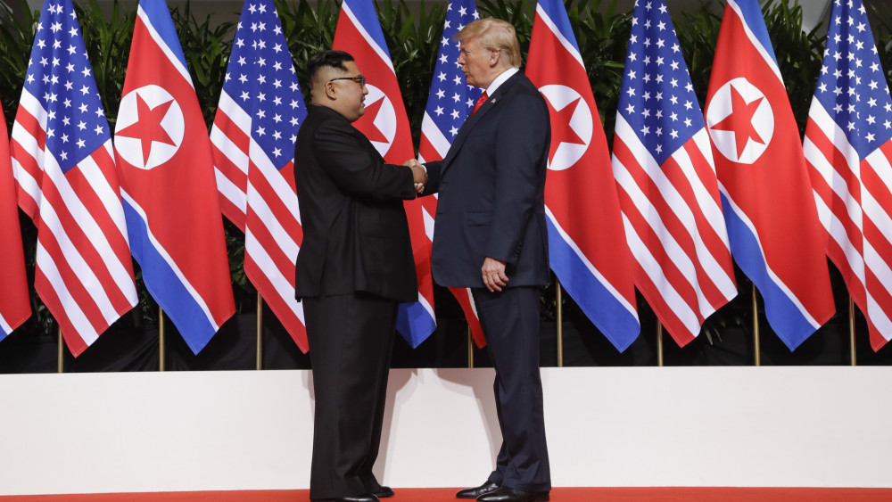 Szingapúr, 2018. június 12.
Kim Dzsong Un észak-koreai vezető (b) és Donald Trump amerikai elnök kezet fog a szingapúri Sentosa szigeten fekvő Capella Hotelben tartott csúcstalálkozójukon 2018. június 12-én. A történelmi jelentőségű összejövetel során először ül tárgyalóasztalhoz hivatalban lévő amerikai elnök az észak-koreai vezetővel. (MTI/AP/Evan Vucci)