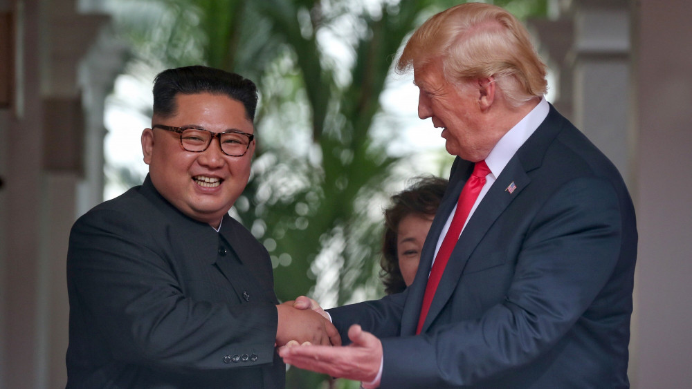 Szingapúr, 2018. június 12.Kim Dzsong Un észak-koreai vezető (b) és Donald Trump amerikai elnök kezet fog a szingapúri Sentosa szigeten fekvő Capella Hotelben tartott csúcstalálkozójuk kezdetekor 2018. június 12-én. A történelmi jelentőségű összejövetel során először ül tárgyalóasztalhoz hivatalban lévő amerikai elnök az észak-koreai vezetővel. (MTI/EPA/The Straits Time/Kevin Lim)