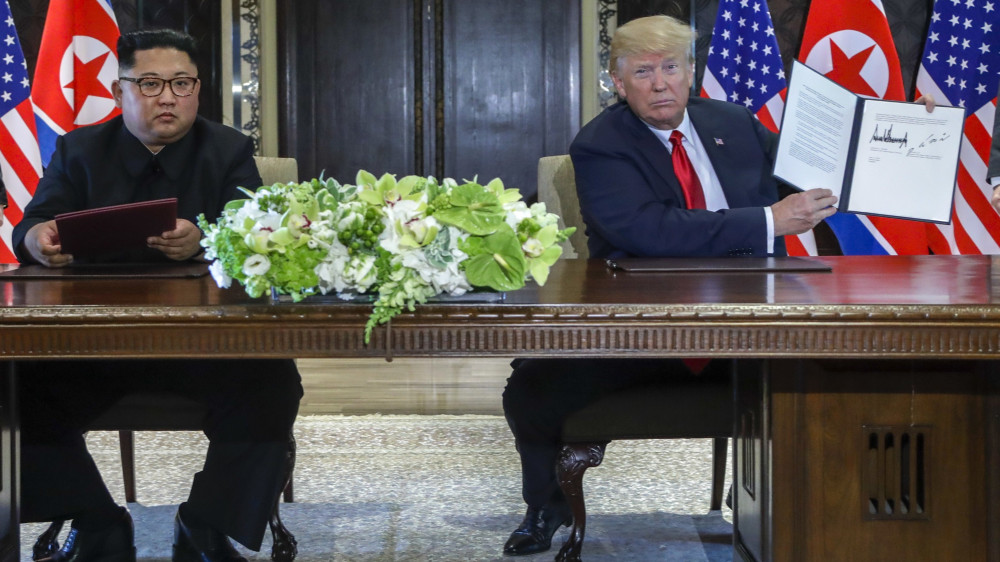 Szingapúr, 2018. június 12.Kim Dzsong Un észak-koreai vezető (b) és Donald Trump amerikai elnök, miután közös dokumentumot írtak alá a szingapúri Sentosa szigeten fekvő Capella Hotelben rendezett csúcstalálkozójuk végén 2018. június 12-én. A történelmi jelentőségű összejövetel során először ül tárgyalóasztalhoz hivatalban lévő amerikai elnök az észak-koreai vezetővel. (MTI/AP/Evan Vucci)