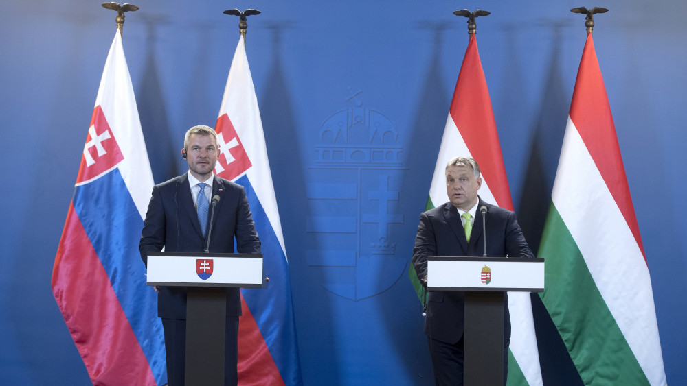 Orbán Viktor miniszterelnök (j) és Peter Pellegrini szlovák miniszterelnök a találkozójukat követően tartott sajtótájékoztatón az Országházban 2018. június 12-én.
