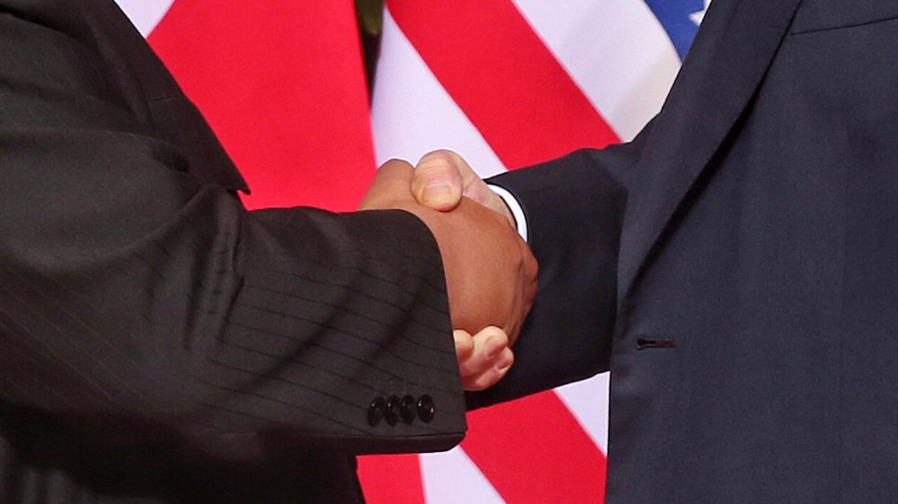 Szingapúr, 2018. június 12.Kim Dzsong Un észak-koreai vezető (b) és Donald Trump amerikai elnök kezet fog a szingapúri Sentosa szigeten fekvő Capella Hotelben tartott csúcstalálkozójukon 2018. június 12-én. A történelmi jelentőségű összejövetel során először ül tárgyalóasztalhoz hivatalban lévő amerikai elnök az észak-koreai vezetővel. (MTI/EPA/The Straits Times/Kevin Lim)