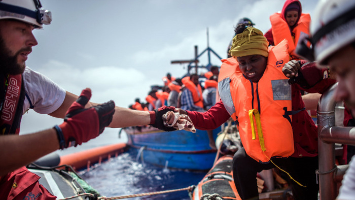 Legalább 140 menekült veszett az óceánba útban a Kanári-szigetek felé