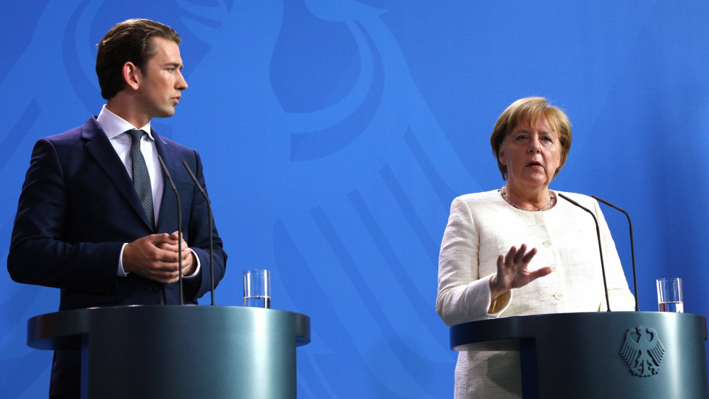 Berlin, 2018. június 12.Angela Merkel német (j) és Sebastian Kurz osztrák  kancellár sajtóértekezletet tart a berlini kancellária hivatalban 2018. június 12-én. (MTI/EPA/Omer Messinger)