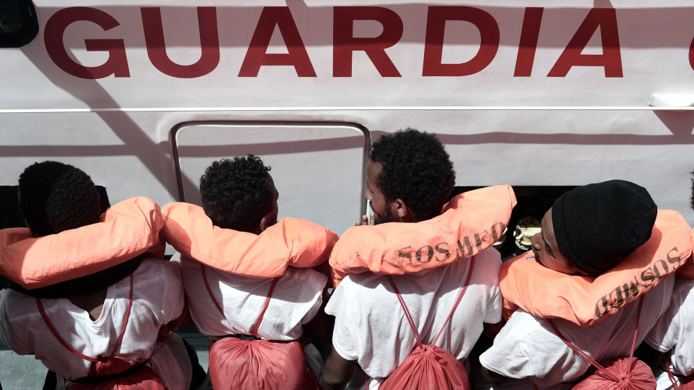Földközi-tenger, 2018. június 12.Az SOS Méditerranée civil szervezet felvétele migránsokról a szervezet Aquarius nevű mentőhajóján, a Földközi-tengeren 2018. június 12-én. Az Aquariuson tartózkodó 629 bevándorlót olasz hajók segítségével a dél-spanyolországi Valenciába szállítják, ahol az előző napon engedélyezte a kikötést a spanyol kormány, miután Málta és Olaszország is megtagadta, hogy partra szálljanak a területükön. A mentőhajó három nappal korábban vette fedélzetére az embereket a líbiai partok közelében. (MTI/EPA/SOS Méditerranée/Kenny Karpov)