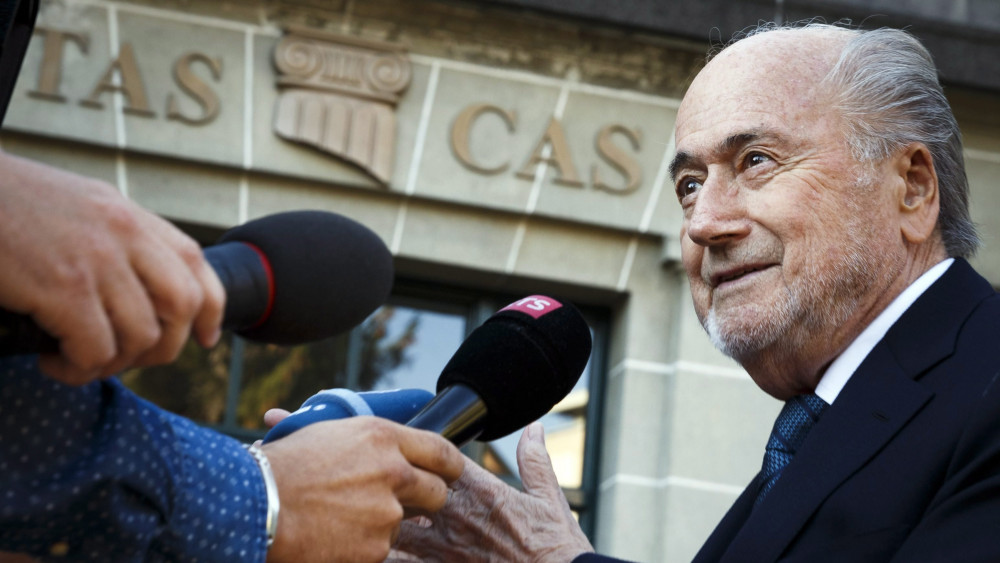 Lausanne, 2016. augusztus 25.Joseph Blatter, a Nemzetközi Labdarúgó-szövetség, a FIFA volt elnöke nyilatkozik a sajtó képviselőinek, amikor fellebbezési tárgyalására érkezik a lausanne-i nemzetközi Sport Döntőbíróságra (CAS) 2016. augusztus 25-én. A korrupcióval vádolt Blattert hat évre tiltották el a labdarúgással kapcsolatos mindennemű tevékenységtől. (MTI/EPA/Valentin Flauraud)