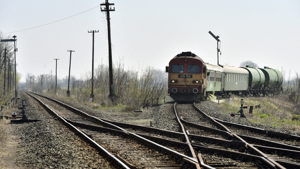 Gyomirtót permetez a vasúti pályára egy erre a célra átalakított szerelvény Tiszalöknél 2017. március 29-én.