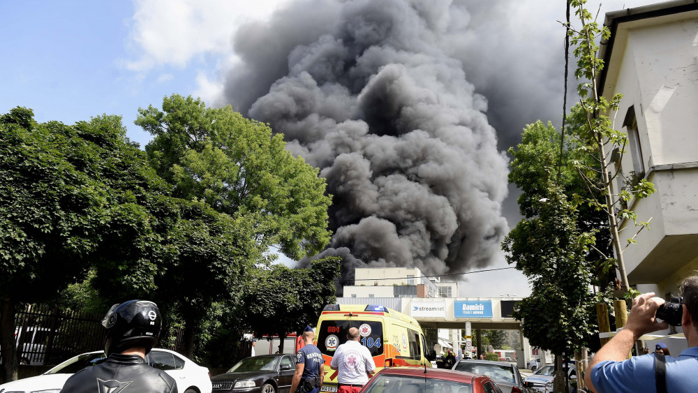 Füst gomolyog egy háromezer négyzetméteres, műszaki berendezéseket tároló raktárépület felett a XIII. kerületi Frangepán utcában 2018. június 13-án.