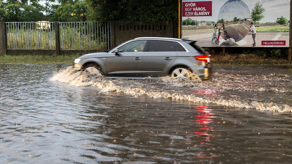 Autó Győrben, a vízzel elöntött Fehérvári úton felhőszakadás után 2018. június 13-án.