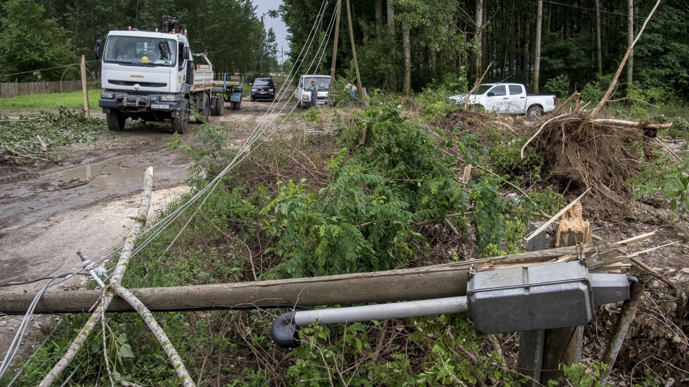 Az áramszolgáltatás helyreállításán dolgoznak Nemzeti Közművek szakemberei és alvállalkozóik 2018. június 13-án Kecskemét-Borbás külterületén, ahol az éjszakai vihar fákat döntött a kis- és középfeszültségű távvezetékekre. Tömeges üzemzavart okozott a Nemzeti Közművek szolgáltatási területén a Dél-Alföldön június 13-ra virradóra végig vonuló vihar: csaknem százezer ügyfélnél okozott áramszünetet, de kora délelőttre már 70 ezer helyen helyreállították a szolgáltatást.