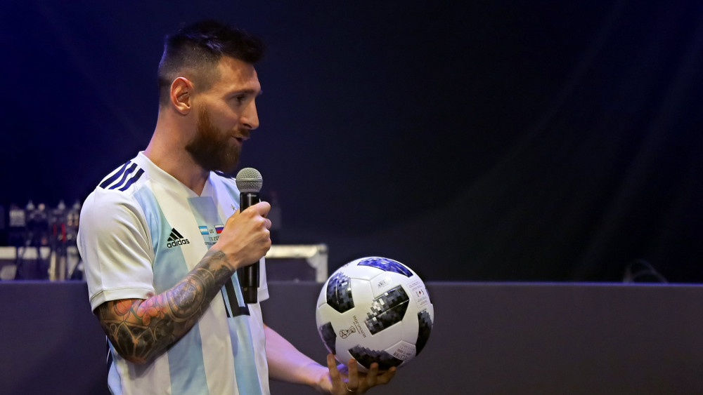 Moszkva, 2017. november 10.Lionel Messi, argentin válogatott labdarúgó bemutatja a Nemzetközi Labdarúgó-szövetség (FIFA) oroszországi világbajnokságának hivatalos labdáját Moszkvában 2017. november 9-én. Az Adidas sportszergyártó cégtől a Telstar 18 nevet kapott játékszer az 1970-es mexikói világbajnokságon használt Telstar megújított változata, amely fekete-fehér, de már modernizált formájú paneleket és a pontos helymeghatározáshoz beépített chipet tartalmaz. A 2018-as bajnokságot június 14. és július 15. között rendezik tizenegy orosz városban. (MTI/EPA/Jurij Kocsetkov)