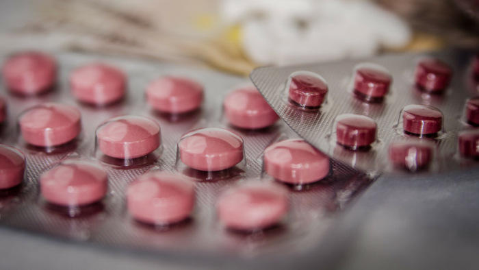 Már a koronavírus elleni tablettát teszteli a Pfizer