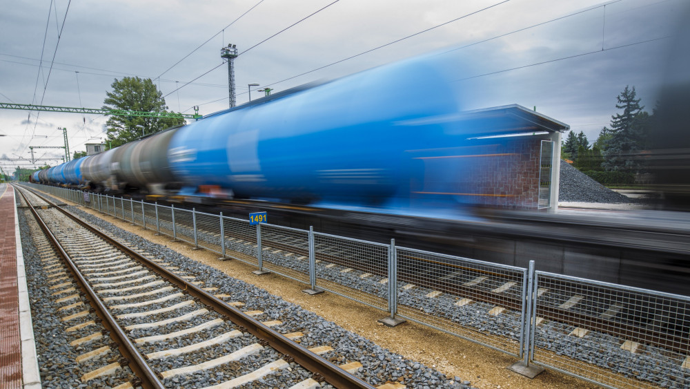 Vonat halad át a megújult balatonboglári vasútállomáson, ahol a Szántód-Kőröshegy - Balatonszentgyörgy vasútvonal korszerűsítésének és Kaposvár - Fonyód vonalszakasz felújításának átadóünnepségét tartották 2018. június 14-én.