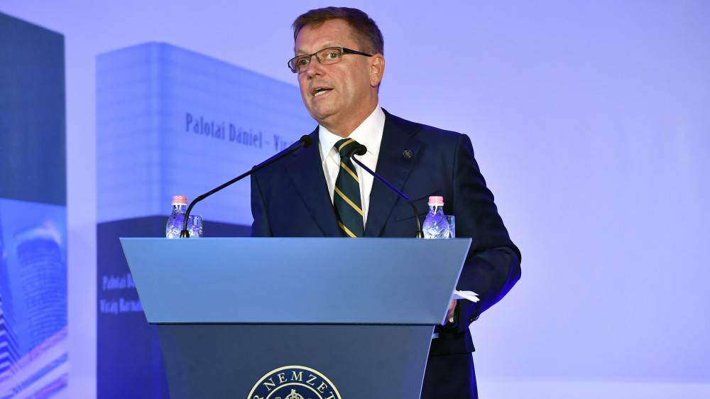 Matolcsy György, a Magyar Nemzeti Bank (MNB) elnöke nyitóbeszédet mond az MNB szakmai könyvsorozatának legújabb, Bankok a történelemben: Innovációk és válságok című kötetének ünnepélyes bemutatóján a Budapest Marriott Hotelben 2018. június 14-én.