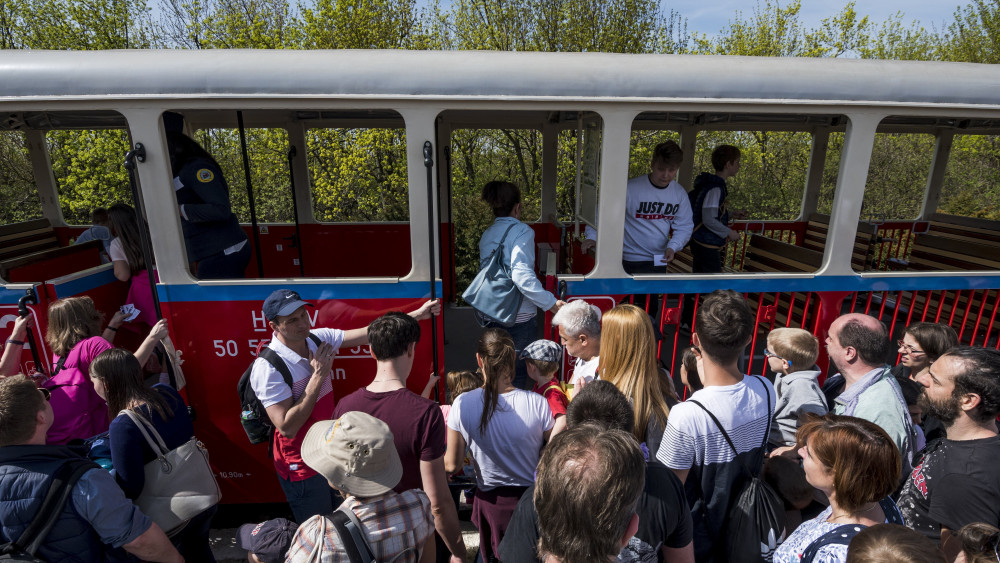 Utasok szállnak fel a Gyermekvasút nyitott kocsijába a Széchényi-hegy állomáson a Gyermekvasút napján, 2018. április 14-én. A MÁV Zrt. Széchenyi-hegyi Gyermekvasút ezen a napon ünnepelte 70. születésnapját.