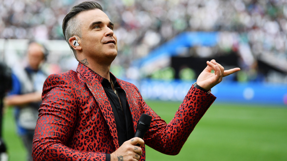 Moszkva, 2018. június 14.Robbie Williams angol énekes fellép a 2018-as oroszországi labdarúgó-világbajnokság nyitóünnepségén a moszkvai Luzsnyiki stadionban 2018. június 14-én. A nyitómérkőzést Oroszország és Szaúd-Arábia játssza. (MTI/EPA/Peter Powell)