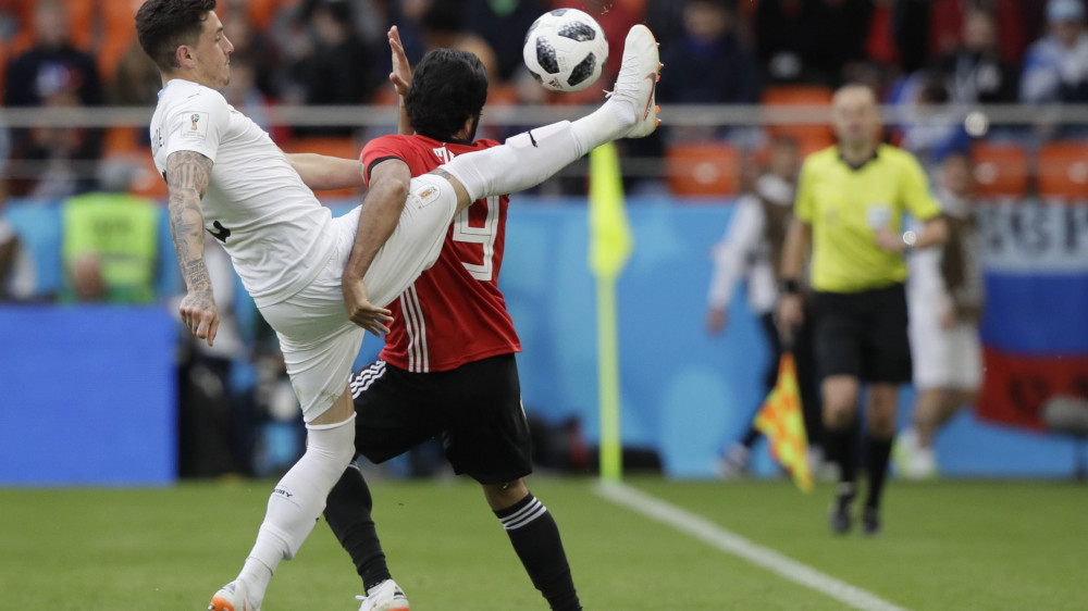 Jekatyerinburg, 2018. június 15.Az uruguayi José Giménez (b) és az egyiptomi Maruan Mohszen az oroszországi labdarúgó-világbajnokság A csoport első fordulójában játszott Egyiptom - Uruguay mérkőzésen a Jekatyerinburg Arénában 2018. június 15-én. (MTI/AP/Mark Baker)