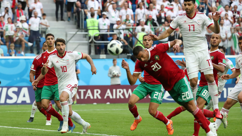 Szentpétervár, 2018. június 15.A marokkói Aziz Bouhaddouz (j2) öngólt fejel az oroszországi labdarúgó-világbajnokság B csoportjának első fordulójában játszott Marokkó  Irán mérkőzésen Szentpéterváron 2018. június 15-én. (MTI/EPA/Georgi Licovszki)