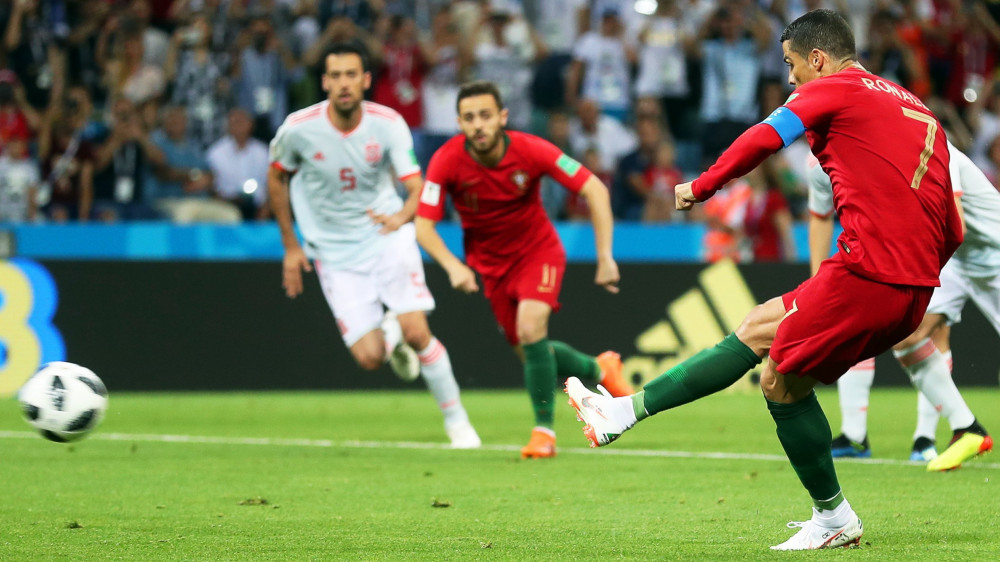 Szocsi, 2018. június 15.A portugál Cristiano Ronaldo büntetőből rúg gólt az oroszországi labdarúgó-világbajnokság B csoportjának első fordulójában játszott Portugália - Spanyolország mérkőzésen a Fist Olimpiai Stadionban, Szocsiban 2018. június 15-én. (MTI/EPA/Friedemann Vogel)