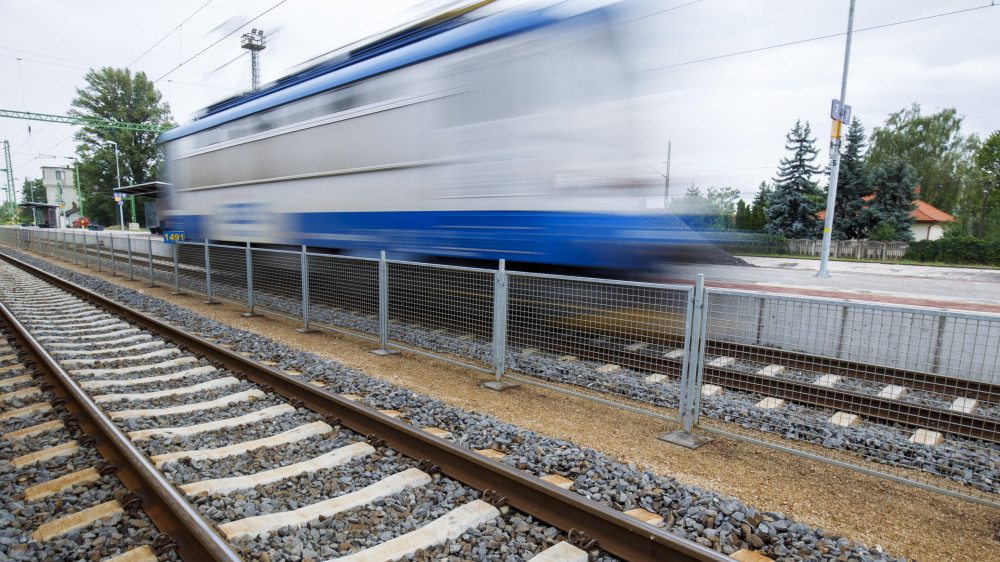 Mozdony halad át a megújult balatonboglári vasútállomáson, ahol a Szántód-Kőröshegy - Balatonszentgyörgy vasútvonal korszerűsítésének és Kaposvár - Fonyód vonalszakasz felújításának átadóünnepségét tartották 2018. június 14-én.