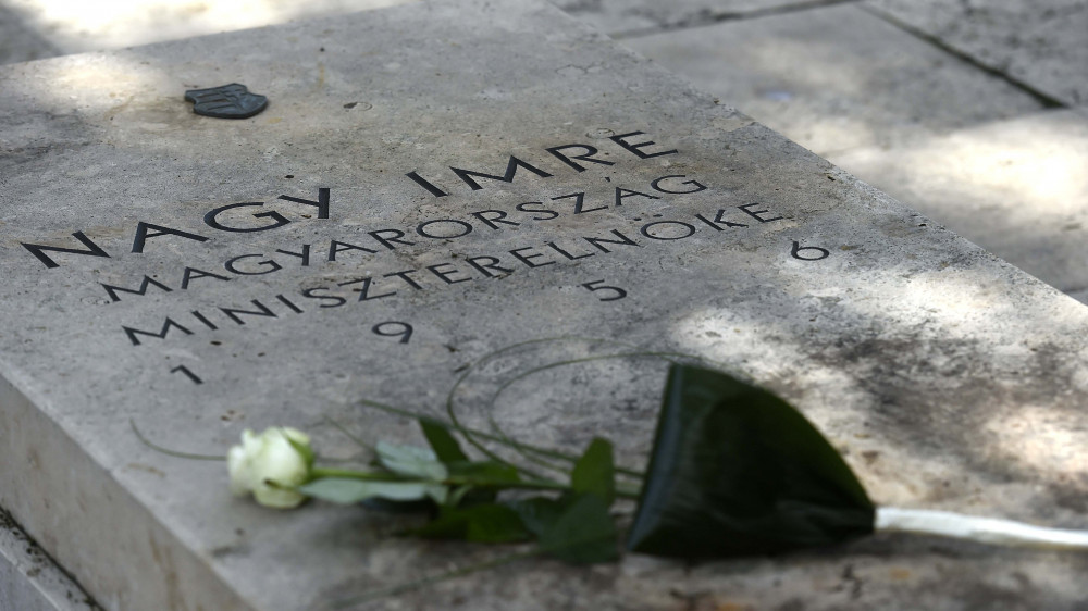 Nagy Imre miniszterelnök sírja, amelyre virágot helyezett Áder János köztársasági elnök a Rákoskeresztúri új köztemető 301-es parcellájában az 56-os vértanúk emléknapján, a néhai miniszterelnök és mártírtársai kivégzésének 60. és újratemetésének 29. évfordulóján, 2018. június 16-án.