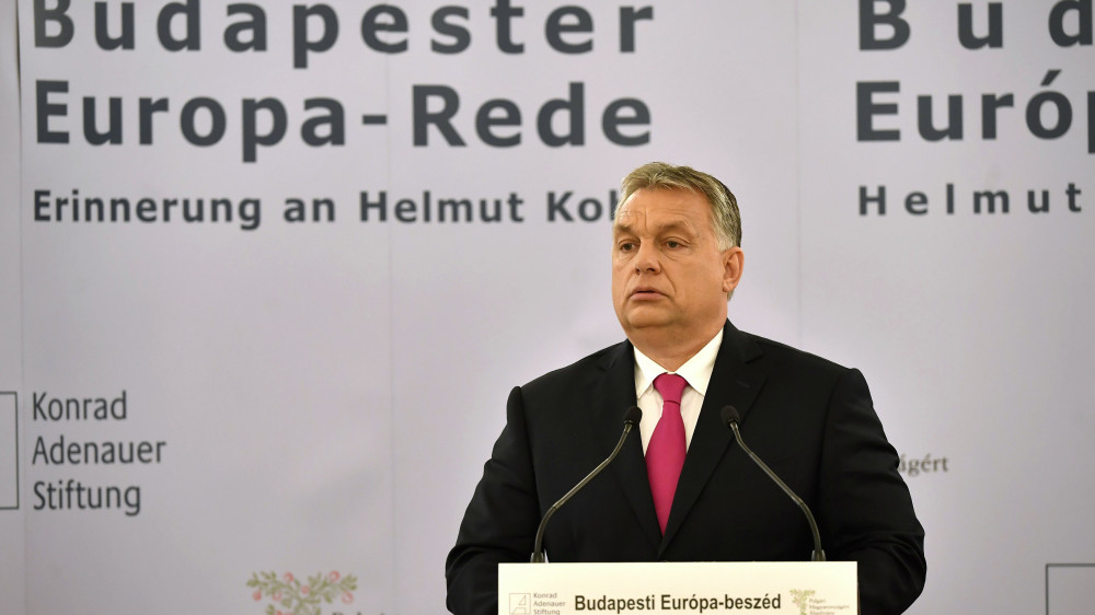 Orbán Viktor miniszterelnök beszédet mond a Helmut Kohl német kancellár halálának első évfordulóján tartott Budapesti Európa-beszéd című konferencián, amelyet a Polgári Magyarországért Alapítvány és a Konrad Adenauer Alapítvány magyarországi irodája rendezett az Andrássy Gyula Német Nyelvű Egyetemen 2018. június 16-án.