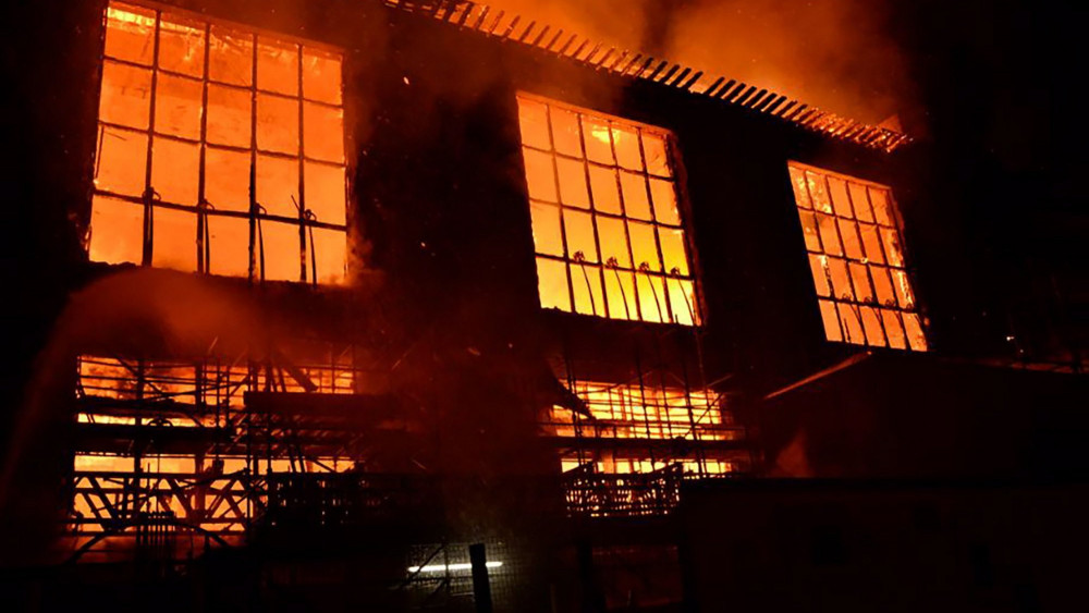 Glasgow, 2018. június 16.A Skót Tűzoltóság Twitter-fiókja által közreadott kép a glasgow-i művészeti egyetemen egyik lángoló épületéről 2018. június 16-án hajnalban. A Glasgow School of Art épületegyüttesében 2014 májusában is tűzvész pusztított, teljesen megsemmisítve az intézmény világhírű könyvtárát. Az újabb tűzvész, amely sokkal kiterjedtebb volt az előzőnél, az újjáépített épületrészeket is elpusztította. (MTI/EPA)