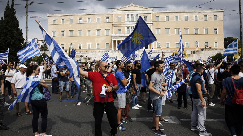 Athén, 2018. június 16.Tüntetők tiltakoznak a görög-macedón névvita rendezése ellen az athéni parlament előtt 2018. június 16-án. A görög parlament ezen a napon elutasította az Alekszisz Ciprasz görög kormányfő elleni bizalmatlansági indítványt, amelyet az Új Demokrácia jobbközép ellenzéki párt nyújtotta be a Macedónia új nevéről kötött görög-macedón megállapodás miatt. Macedónia és Görögország között azóta folyik vita az ország nevéről, hogy Macedónia 1991-ben függetlenné vált Jugoszláviától. Macedónia eddig Macedónia Volt Jugoszláv Köztársaság néven szerepelt a hivatalos iratokban. A június 12-én megkötött egyezmény értelmében az országot Észak-Macedóniára nevezik át. (MTI/AP/Alexandros Vlahosz)