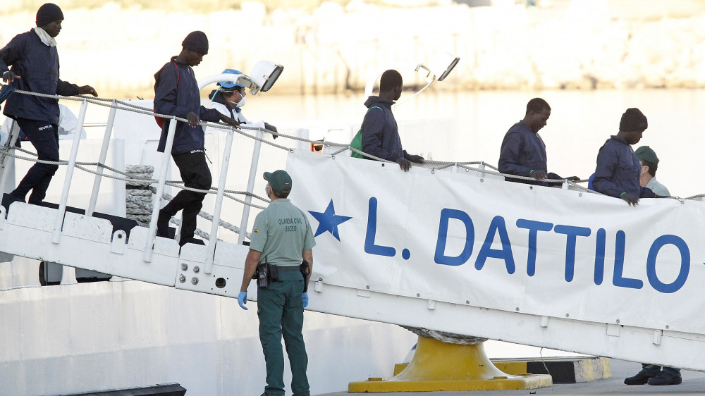 Valencia, 2018. június 17.Az olasz parti őrség Dattilo hajójával illegális bevándorlók érkeznek a spanyolországi Valencia kikötőjébe 2018. június 17-én. A Datillo az SOS Méditerranée és az Orvosok Határok Nélkül nevű nem kormányzati szervezetek által fenntartott Aquarius hajóval futott be a kikötőbe, amely 629 migránst vett a fedélzetére Líbia partjai előtt, hogy Olaszországba szállítsa őket. Az olasz, majd a máltai hatóságok is lezárták előtte kikötőiket, a spanyol kormány viszont hajlandó volt beengedni a hajót. Biztonsági okokból a többi migránst a Datillo és egy másik olasz hajó szállította Valenciába. (MTI/AP/Alberto Saiz)