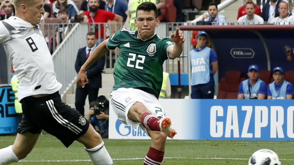 Moszkva, 2018. június 17.A mexikói Hirving Lozano (j) berúgja csapata első gólját az oroszországi labdarúgó-világbajnokság F csoportjának első fordulójában játszott Németország  Mexikó mérkőzésen a moszkvai Luzsnyiki Stadionban 2018. június 17-én. (MTI/EPA/Felipe Trueba)